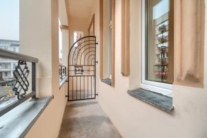 pasillo vacío con ventanas y balcón en Kamienica Centrum Apartament nr 3, en Szczecin