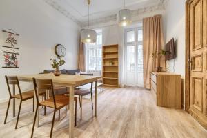 een keuken en eetkamer met een tafel en stoelen bij Kamienica Centrum Apartament nr 3 in Szczecin