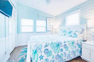 Schlafzimmer mit einem Bett und blauen Wänden und Fenstern in der Unterkunft OCEANIA... water front cottage retreat ~ in Cudjoe Key + 25 Fotos