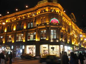 un edificio con un cartel en la parte delantera de la noche en Esme en Buenos Aires