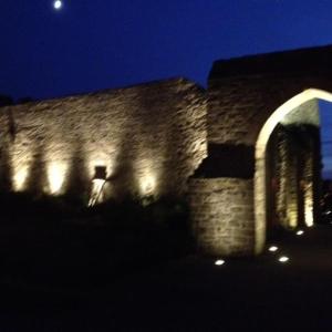 un bâtiment en briques la nuit avec la lune dans le ciel dans l'établissement AUTHENTIQUE MAISON DE PECHEUR ENTRE-TERRE & MER, à Saint-Valery-sur-Somme