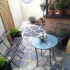 Patio lub wspólna przestrzeń na świeżym powietrzu w obiekcie AUTHENTIQUE MAISON DE PECHEUR ENTRE-TERRE & MER Avec Un POÊLE À BOIS A Disposition