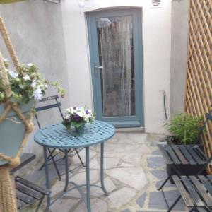 Balkon lub taras w obiekcie AUTHENTIQUE MAISON DE PECHEUR ENTRE-TERRE & MER Avec Un POÊLE À BOIS A Disposition