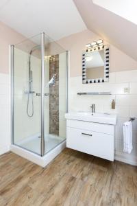 een badkamer met een douche en een wastafel bij Pension Nordlicht in Esens