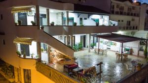 乌尔齐尼Apartments Ishmi in center of Ulcinj的带有厨房和露台的房屋的鸟瞰图