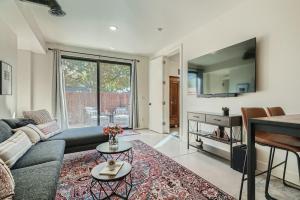 uma sala de estar com um sofá e um piano em 3101 W 26th Ave em Denver