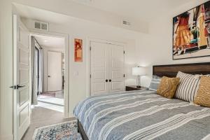 um quarto branco com uma cama e uma porta em 3101 W 26th Ave em Denver