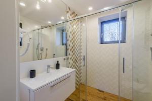 Kúpeľňa v ubytovaní REZYDENCJA ORNAK 5 - stylowe apartamenty z balkonami i jacuzzi, 5 min pieszo do Krupówek, IZBY PODHALAŃSKIE