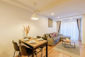 Posedenie v ubytovaní REZYDENCJA ORNAK 5 - stylowe apartamenty z balkonami i jacuzzi, 5 min pieszo do Krupówek, IZBY PODHALAŃSKIE