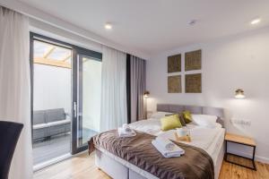 Posteľ alebo postele v izbe v ubytovaní REZYDENCJA ORNAK 5 - stylowe apartamenty z balkonami i jacuzzi, 5 min pieszo do Krupówek, IZBY PODHALAŃSKIE
