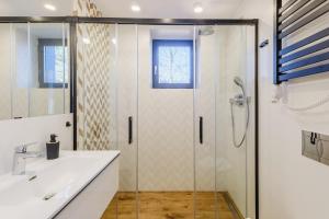 Kúpeľňa v ubytovaní REZYDENCJA ORNAK 5 - stylowe apartamenty z balkonami i jacuzzi, 5 min pieszo do Krupówek, IZBY PODHALAŃSKIE