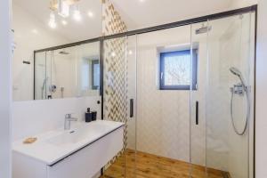 Kúpeľňa v ubytovaní REZYDENCJA ORNAK 5 - stylowe apartamenty z balkonami i jacuzzi, 5 min pieszo do Krupówek, IZBY PODHALAŃSKIE