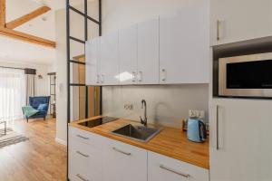 Kuchyňa alebo kuchynka v ubytovaní REZYDENCJA ORNAK 5 - stylowe apartamenty z balkonami i jacuzzi, 5 min pieszo do Krupówek, IZBY PODHALAŃSKIE