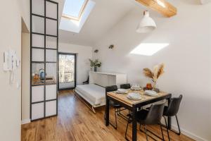 Posteľ alebo postele v izbe v ubytovaní REZYDENCJA ORNAK 5 - stylowe apartamenty z balkonami i jacuzzi, 5 min pieszo do Krupówek, IZBY PODHALAŃSKIE