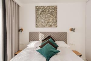Posteľ alebo postele v izbe v ubytovaní REZYDENCJA ORNAK 5 - stylowe apartamenty z balkonami i jacuzzi, 5 min pieszo do Krupówek, IZBY PODHALAŃSKIE
