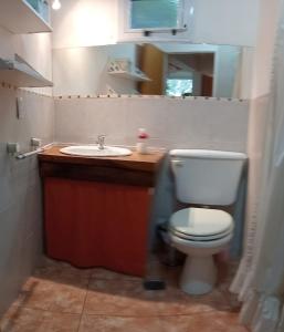 y baño con aseo blanco y lavamanos. en Las Bandurrias Bariloche en San Carlos de Bariloche