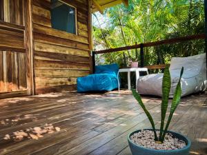 una maceta sentada en el porche de una casa en Glamping Hotel Flor y Bambu en Playa Grande