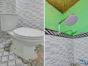 ein Bad mit einem WC und einer Dusche mit einem Waschbecken in der Unterkunft OYO 92059 Archi Homestay in Lembuak