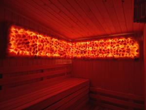 sauna z czerwonymi światłami na ścianie w obiekcie Zawobaja w Zawoi +33 zdjęcia