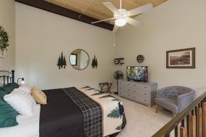 Un dormitorio con una cama y un ventilador de techo. en Tamarron Lodge Loft 316, en Durango 38 fotos más