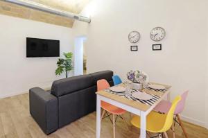 Una televisión o centro de entretenimiento en NEW-BIG Honey Colosseum 4bdr + 2sofa bed A/C