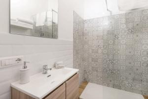 Un baño de NEW-BIG Honey Colosseum 4bdr + 2sofa bed A/C 14 fotos más