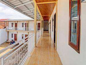 un pasillo de una casa con paredes blancas y techos de madera en OYO 92054 Gala Residence en Jambi