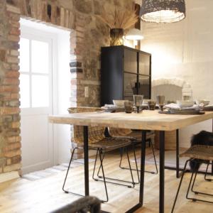 a dining room with a table and chairs at Charmantes Quartier in einem Fachwerkhaus in Stadthagen