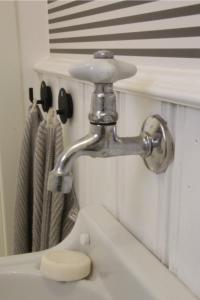 a bathroom sink with a faucet next to a sink at Charmantes Quartier in einem Fachwerkhaus in Stadthagen