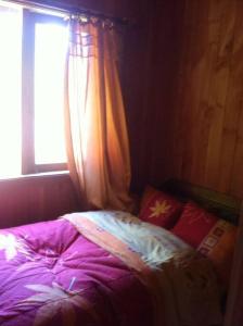 a bed in a room with a window at Cabaña Arriendo Llifen in Futrono