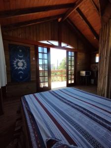 una habitación con una cama grande en una cabaña en Casa Sol & Lua, en Florianópolis