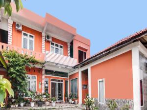 een afbeelding van een huis met oranje bij OYO 92055 Nirvana Homestay Syariah in Bangkinang