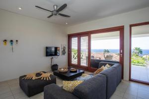- un salon avec deux canapés et une table dans l'établissement Boca Gentil sea view apartment - Jan Thiel, à Jan Thiel