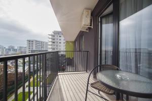un balcon avec une table et des chaises et une vue dans l'établissement Duet Blanc, à Oradea 19 autres photos