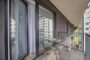 un balcon avec une table et des chaises dessus dans l'établissement Duet Blanc, à Oradea