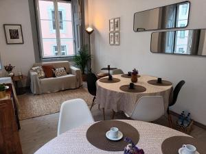 sala de estar con 2 mesas y sofá en Walk'in Sodré, en Lisboa