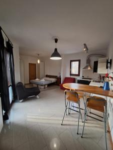 cocina y sala de estar con mesa y sillas en Flatinrome Residence Fiera, en Ponte Galeria