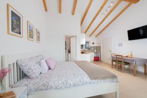 Ліжко або ліжка в номері Studio LAVANDA - Explore Istrian Riviera and Inland