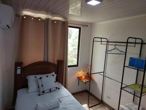 - une chambre avec un lit et une fenêtre dans l'établissement Private Mountain House With a Pool, à Orotina