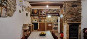 eine Küche mit einem Tisch und einer Obstschale darauf in der Unterkunft Old Stead Villa in Kardschali