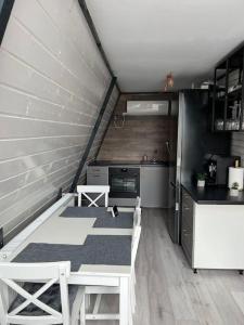 een kleine keuken met een tafel en een koelkast bij Vila Panoramic in Cîrlibaba