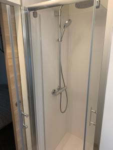 a shower in a bathroom with a glass door at Petite Maison Cosy in Saint-Brieuc