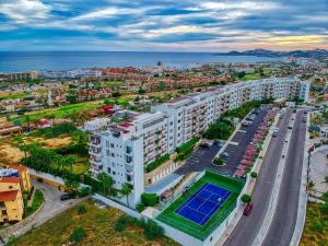 een luchtzicht op een gebouw met een tennisbaan bij Alegranza Luxury Resort - All Master Suite in San José del Cabo