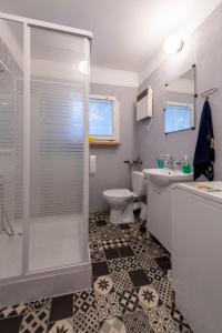 uma casa de banho com um chuveiro, um WC e um lavatório. em Domek bez zegara em Lądek-Zdrój