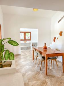 une salle à manger avec une table et des chaises en bois dans l'établissement Casa Al Mare Preá, à Prea