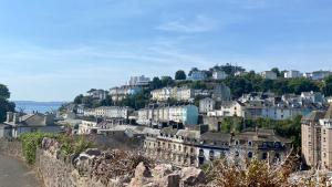 トーキーにあるThe Bonting beautiful three bed townhouse near harbour and beachの高台の家屋・建物のある街