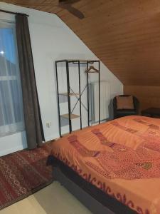 1 dormitorio con 1 cama y 1 silla junto a una ventana en Ebelle Ebonne, 