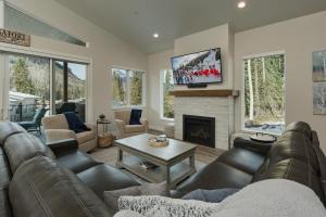 ein Wohnzimmer mit Couch und Kamin in der Unterkunft Twilight - 126 Tacoma in Durango Mountain Resort
