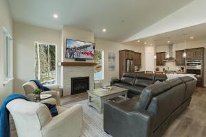 ein Wohnzimmer mit Couch und Kamin in der Unterkunft Twilight - 126 Tacoma in Durango Mountain Resort