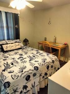 um quarto com uma cama, uma mesa e uma secretária em Tropical Paradise Oasis Spa Retreat em Largo
